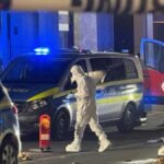 Mitarbeiter-der-Spurensicherung-sind-am-Tatort-in-Kelkheim-beschaeftigt-Auf-offener-Strasse-hat-ein.jpeg