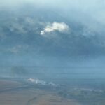 Rauch-durchzieht-die-Luft-nahe-des-Gebirges-Sierra-de-la-Plata-Waldbraende-lassen-die-Einsatzkraefte.jpeg