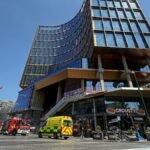 Rettungskraefte-stehen-vor-dem-OXY-Gebaeude-am-Place-De-Brouckere-Bei-einem-Gebaeudebrand-sind-nach.jpeg