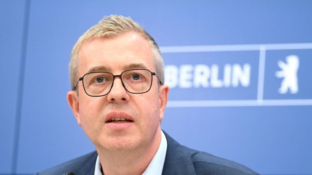 Stefan-Evers-CDU-Berliner-Senator-fuer-Finanzen-spricht-bei-der-Pressekonferenz-zur-Bilanz-der-bishe.jpeg