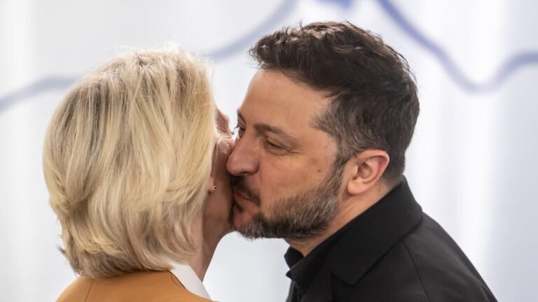 Ursula-von-der-Leyen-l-Praesidentin-der-EU-Kommission-begruesst-Wolodymyr-Selenskyj-Praesident-der-U.jpeg