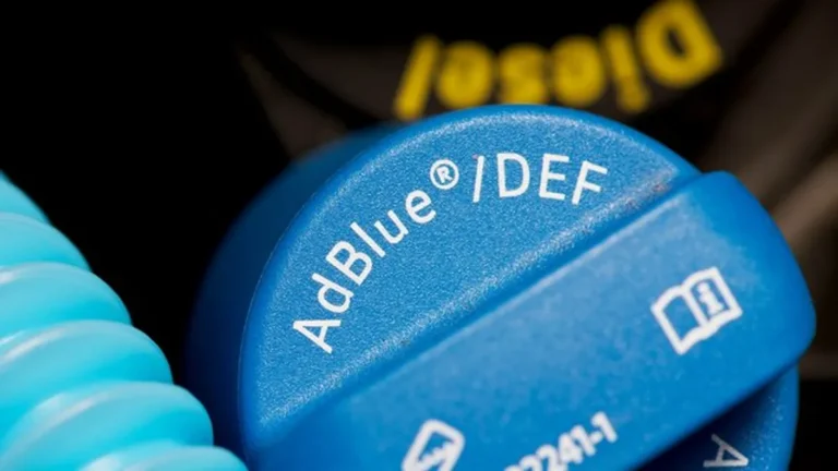adblue-vor-allem-in-weiter-abgelegenen-laendern-kann-es-passieren-dass-kein-harnstoff-zum-tanken-vor.webp