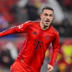 arijon-ibrahimovic-fc-bayern-muenchen-schaut-waehrend-des-freundschaftsspiels-zwischen-rb-salzburg-u.webp