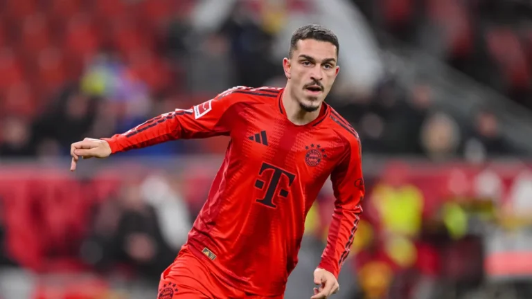 arijon-ibrahimovic-fc-bayern-muenchen-schaut-waehrend-des-freundschaftsspiels-zwischen-rb-salzburg-u.webp