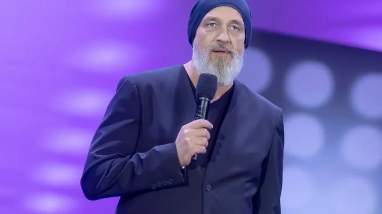 auftritt-von-comedian-torsten-straeter-waehrend-der-mdr-tv-aufzeichnung-humorzone-dresden-die-gala-i.webp