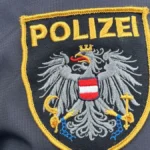 das-emblem-der-oesterreichischen-polizei-auf-einer-uniform-zu-dpa-ohne-licht-am-berg-nacht-rettung-f.webp