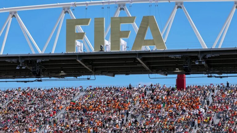 der-weltfussballverband-fifa-denkt-ueber-die-rueckkehr-russischer-teams-nach-archivbild.jpg