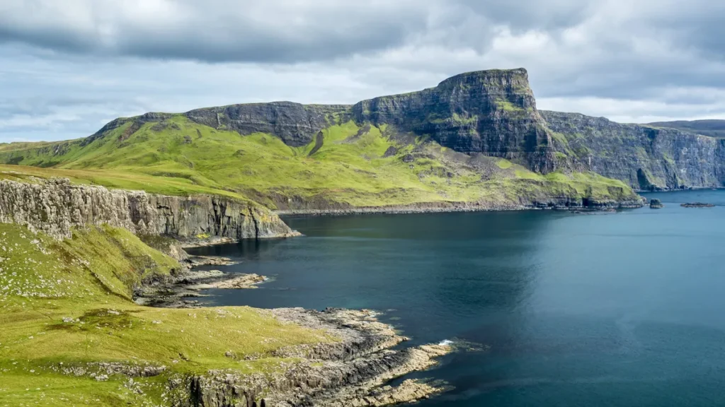 die-naturidylle-auf-der-isle-of-skye-lockt-massen-an-touristen-an-doch-die-bringen-probleme-mit-sich.webp