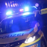 ein-einsatzwagen-der-polizei-steht-an-einer-strassenkreuzung-symbolbild-symbolfoto-st-georg-hamburg.webp