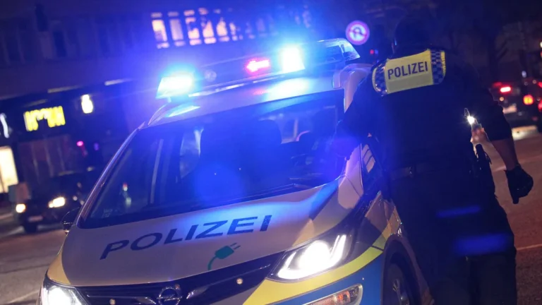 ein-einsatzwagen-der-polizei-steht-an-einer-strassenkreuzung-symbolbild-symbolfoto-st-georg-hamburg.webp