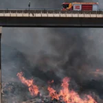 ein-feuerwehrfahrzeug-steht-am.webp.webp