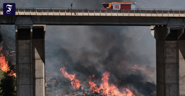 ein-feuerwehrfahrzeug-steht-am.webp.webp
