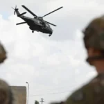 ein-helikopter-fliegt-ueber-die-militaerbasis-k1-die-us-soldaten-waehrend-der-unterzeichnung-eines-v.webp