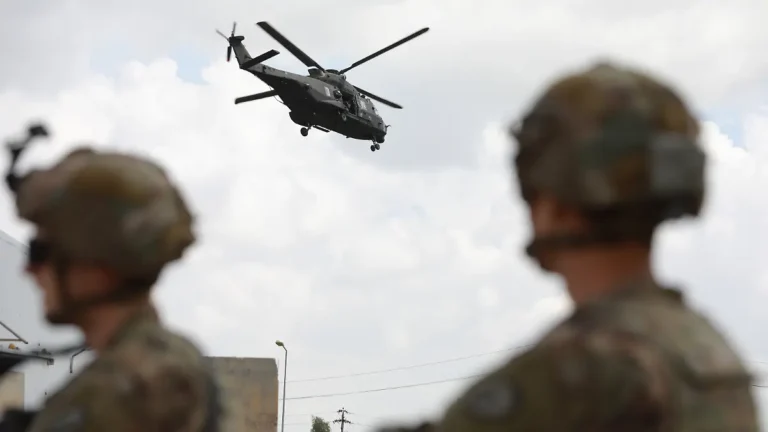ein-helikopter-fliegt-ueber-die-militaerbasis-k1-die-us-soldaten-waehrend-der-unterzeichnung-eines-v.webp