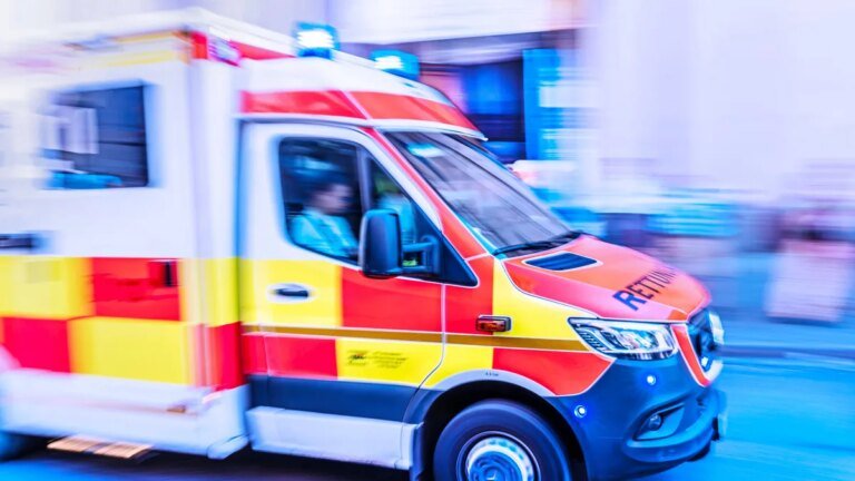 ein-krankenwagen-in-muenchen-archivbild.jpg