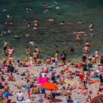 ein-strand-in-apulien-viele-besucher-bringen-eigenes-essen-und-getraenke-mit.jpg