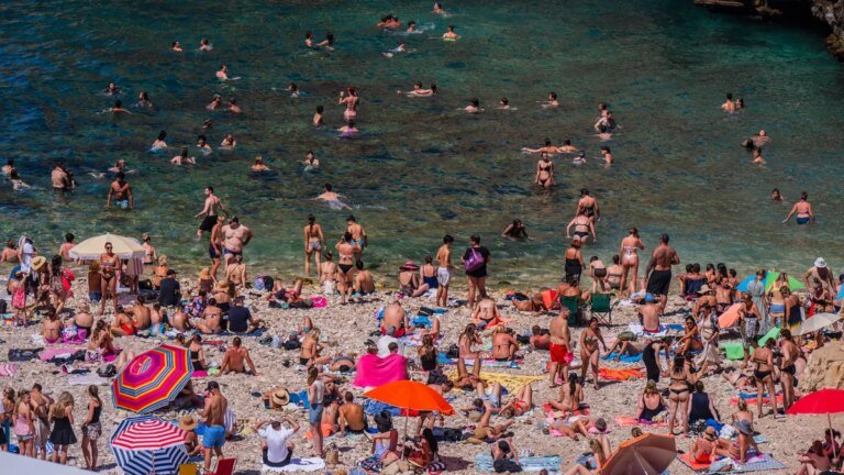 ein-strand-in-apulien-viele-besucher-bringen-eigenes-essen-und-getraenke-mit.jpg