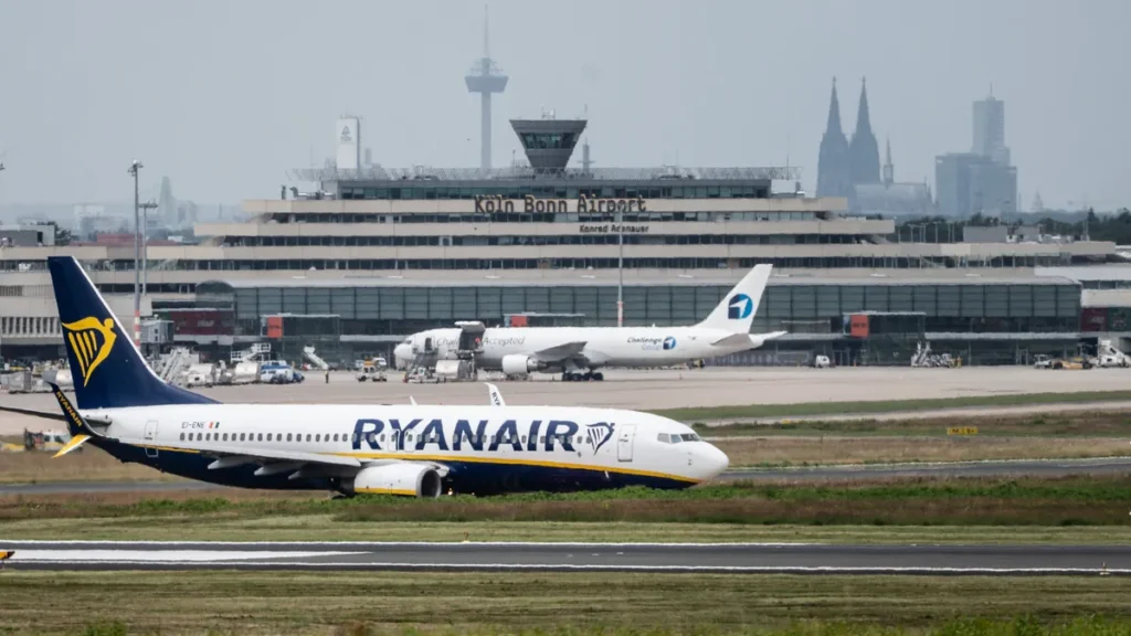 eine-boeing-737-800-von-ryanair-rollt-zum-start-flughafen-konrad-adenauer-koeln-bonn-16-062026-a-rya.webp