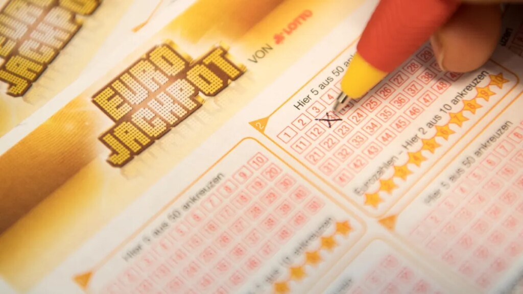 eine-kundin-fuellt-einen-eurojackpot-lotterie-schein-aus-diese-woche-gab-es-keinen-gewinner.jpg