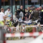 einsatzkraefte-vor-einem-rewe-supermarkt-im-sueden-berlins.jpg