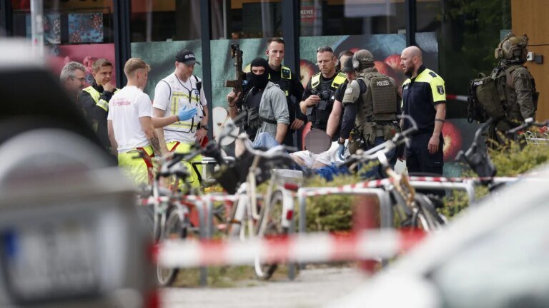 einsatzkraefte-vor-einem-rewe-supermarkt-im-sueden-berlins.jpg