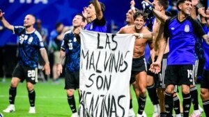 erregte-aufsehen-das-banner-das-argentiniens-spieler-nach-dem-2-1-sieg-gegen-england-zeigten.jpg