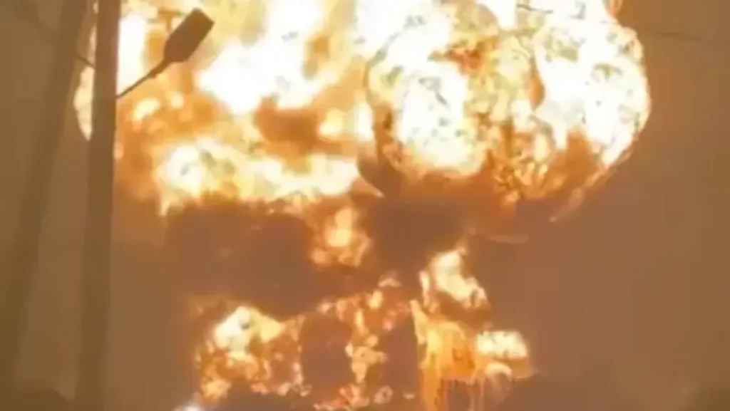 explosion-in-der-region-stawropol-ein-oeldepot-steht-in-flammen.webp.webp