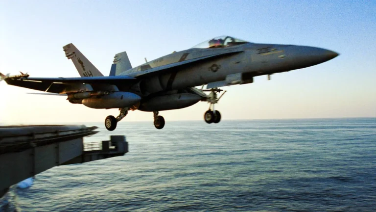 f-a-18c-hornet-startet-vom-deck-der-uss-carl-vinson-im-rahmen-der-operation-enduring-freedom-publica.webp