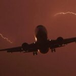 flug-durchs-gewitter-bei-einem-blitzeinschlag-hoeren-passagiere-einen-lauten-knall.jpg