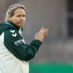 friederike-kromp-fritzy-kromp-trainerin-cheftrainerin-sv-werder-bremen-klatscht-in-die-haende-motivi.webp