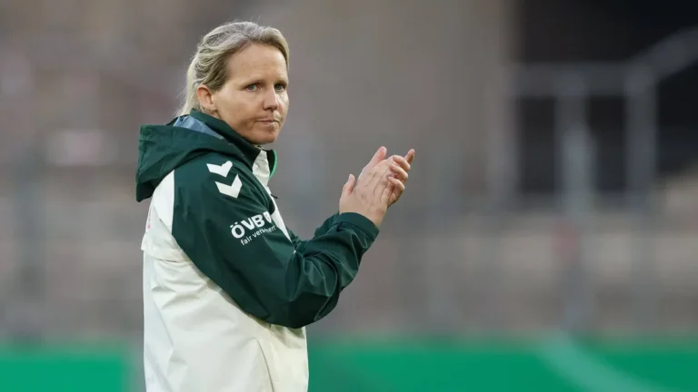 friederike-kromp-fritzy-kromp-trainerin-cheftrainerin-sv-werder-bremen-klatscht-in-die-haende-motivi.webp