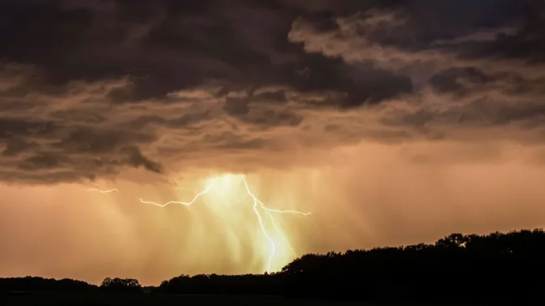 gewitter-niedersachsen-deutschland-europa-thunderstorm-lower-saxony-germany-europe-copyright-imagebr.webp