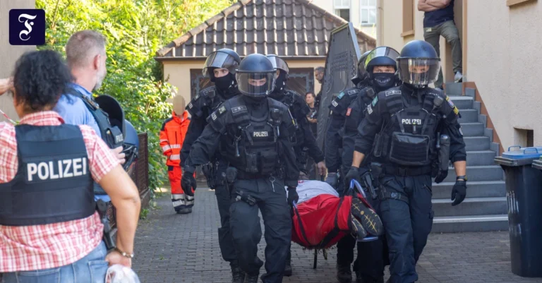 giessen-polizisten-tragen.webp.webp