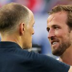 harry-kane-r-unterhaelt-sich-mit-cheftrainer-thomas-tuchel-gibt-es-streit-im-englischen-team.jpg