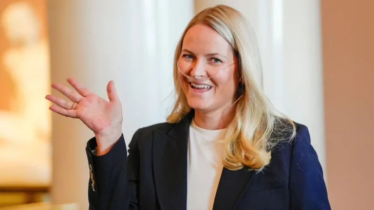hier-ist-mette-marit-noch-vor-ihrer-lungen-op-zu-sehen-archivbild.webp.webp