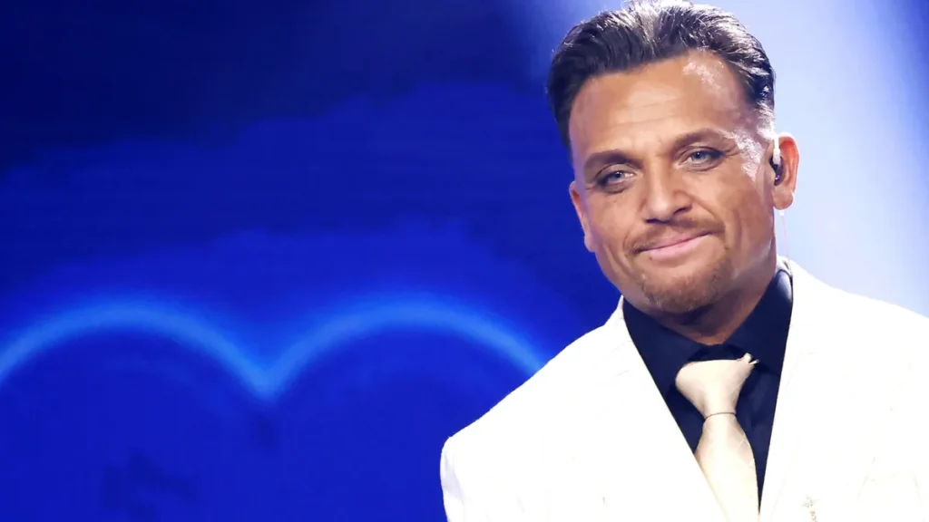 kandidat-menowin-froehlich-bei-der-ersten-liveshow-von-dsds-der-gebuertige-muenchner-stand-bereits-2.webp