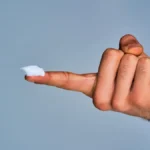 maennliche-hand-mit-salbe-auf-dem-finger-haemorrhoidensalben-und-cremes-sollen-gegen-laestige-sympto.webp