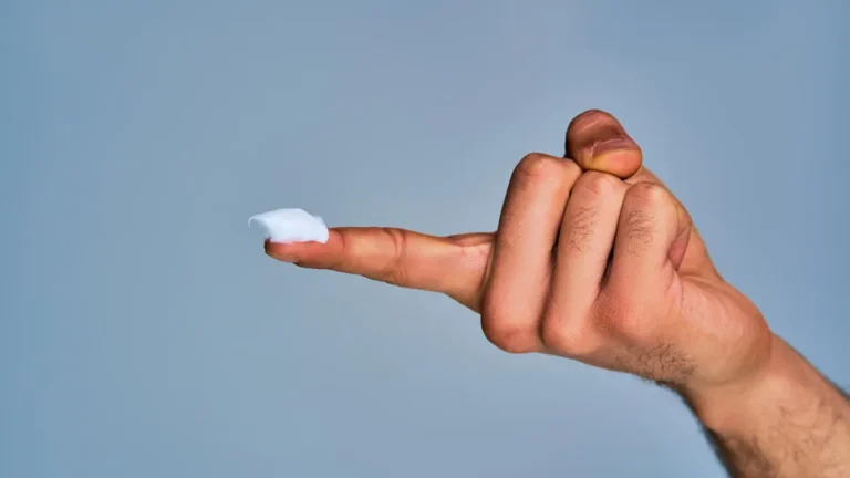 maennliche-hand-mit-salbe-auf-dem-finger-haemorrhoidensalben-und-cremes-sollen-gegen-laestige-sympto.webp