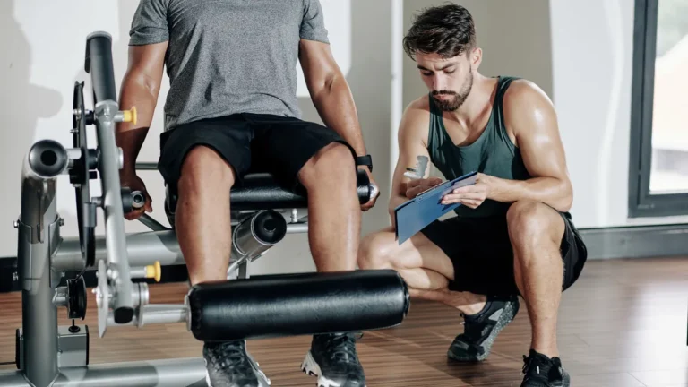 mann-mit-trainer-an-beinstreckmaschine-symbolbild-die-koerperliche-leistung-laesst-sich-offenbar-dur.webp