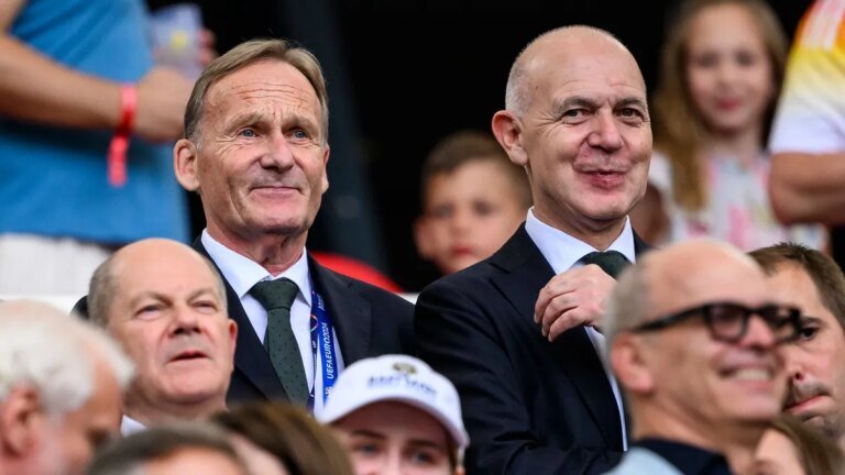neuendorf-r-und-watzke-l-sind-die-dfb-verhandlungsfuehrer-bei-der-bundestrainer-suche-archivbild.jpg