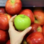 obst-in-den-meisten-supermaerkten-werden-dieselben-apfelsorten-angeboten-unter-anderem-elstar-braebu.webp
