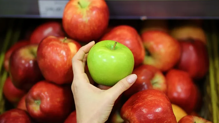 obst-in-den-meisten-supermaerkten-werden-dieselben-apfelsorten-angeboten-unter-anderem-elstar-braebu.webp