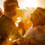 rentnerpaar-geniesst-den-sonnenuntergang-zuhause-auf-der-terrasse-babyboomer-im-ruhestand-muenchen-a.webp