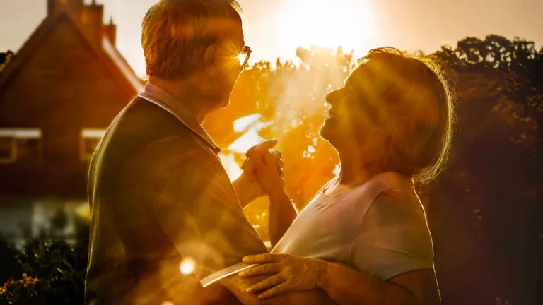 rentnerpaar-geniesst-den-sonnenuntergang-zuhause-auf-der-terrasse-babyboomer-im-ruhestand-muenchen-a.webp