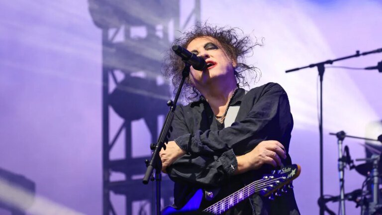robert-smith-archivbild-the-cure-spielten-das-erste-von-drei-berlin-konzerten.jpg