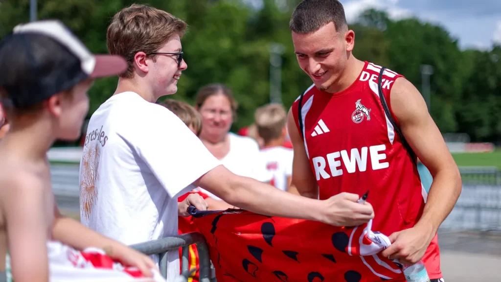 said-el-mala-gibt-beim-trainingsauftakt-autogramme-fuer-die-fans-beim-fc-ist-man-guter-dinge-das-el.webp