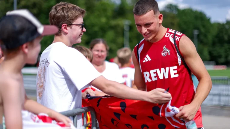 said-el-mala-gibt-beim-trainingsauftakt-autogramme-fuer-die-fans-beim-fc-ist-man-guter-dinge-das-el.webp