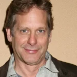 scott-bryce-in-jung-und-leidenschaftlich-wie-das-leben-so-spielt-spielte-er-den-geschaeftsmann-craig.webp