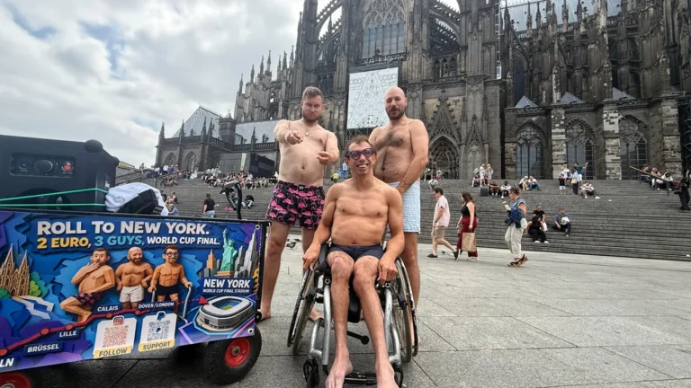 simon-spaedtke-johannes-grasser-und-patrick-deus-v-l-n-r-beim-start-ihrer-challenge-vor-dem-koelner.webp