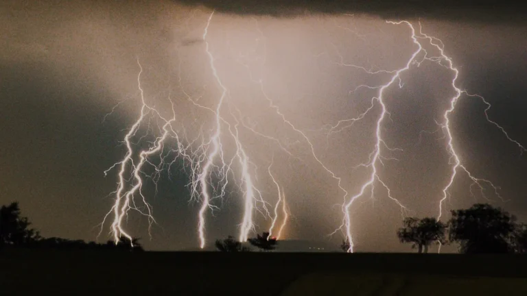 sommergewitter-in-der-nacht-symbolbild-starkregen-von-bis-zu-40-litern-pro-quadratmeter-in-der-stund.webp